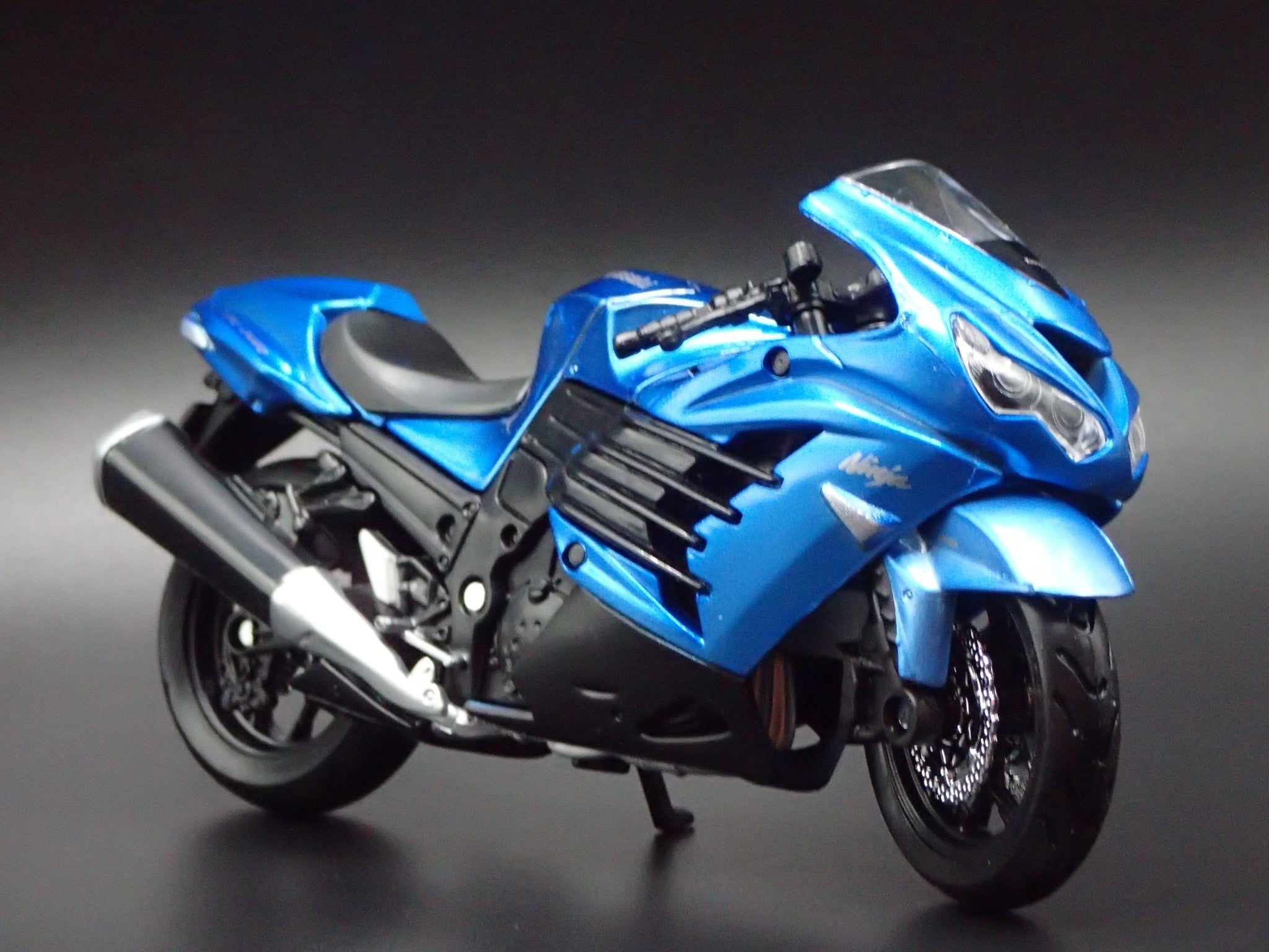 Open Box KAWASAKI NINJA ZX 14R BIKE MOTORCYCLE BLUE 1/18 SCALE DIORAMA DIECAST MODEL BIKE