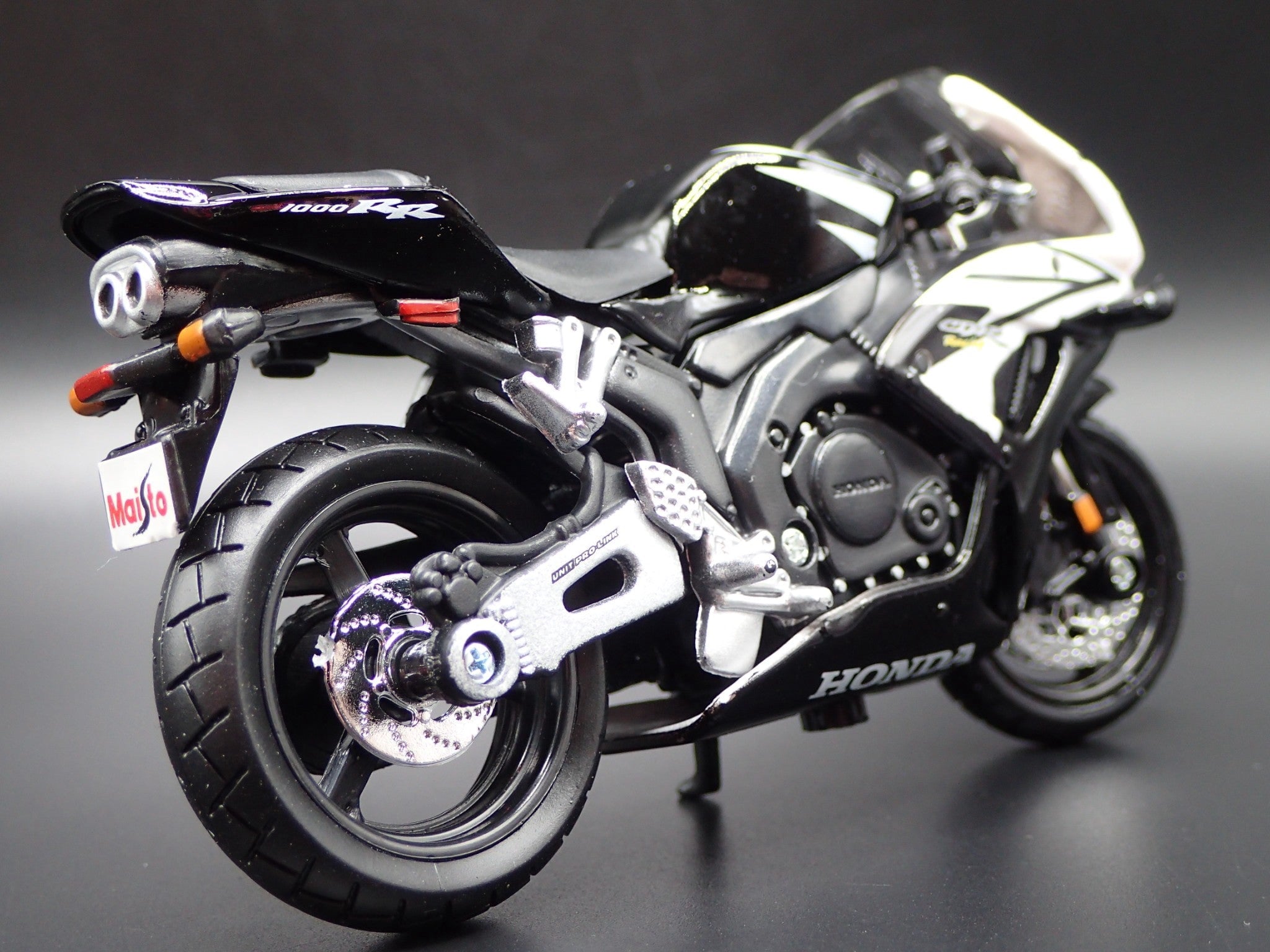 Open Box HONDA CBR1000RR SPORT BIKE MOTORCYCLE 1/18 SCALE DIORAMA DIECAST MODEL BIKE
